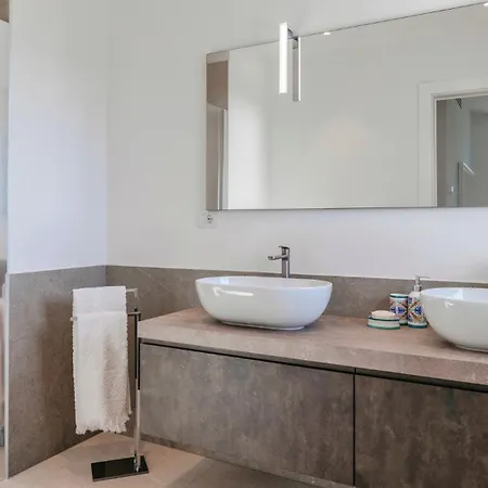 Gioia 8, Emma فيلة *