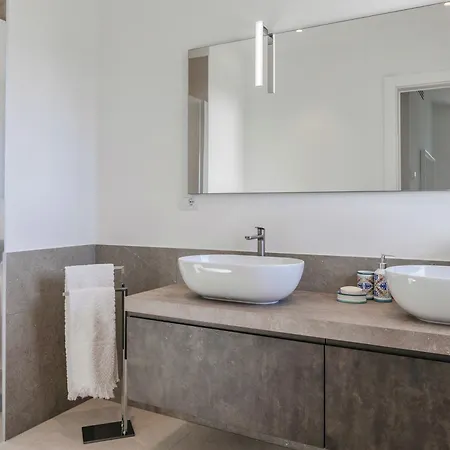 Gioia 8, Emma فيلة